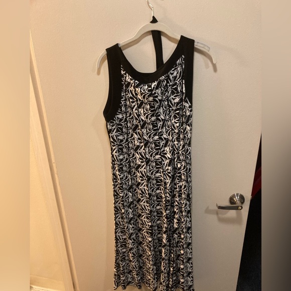Dressbarn black and white floral print dress size large. Excellent condition - Picture 3 of 3
